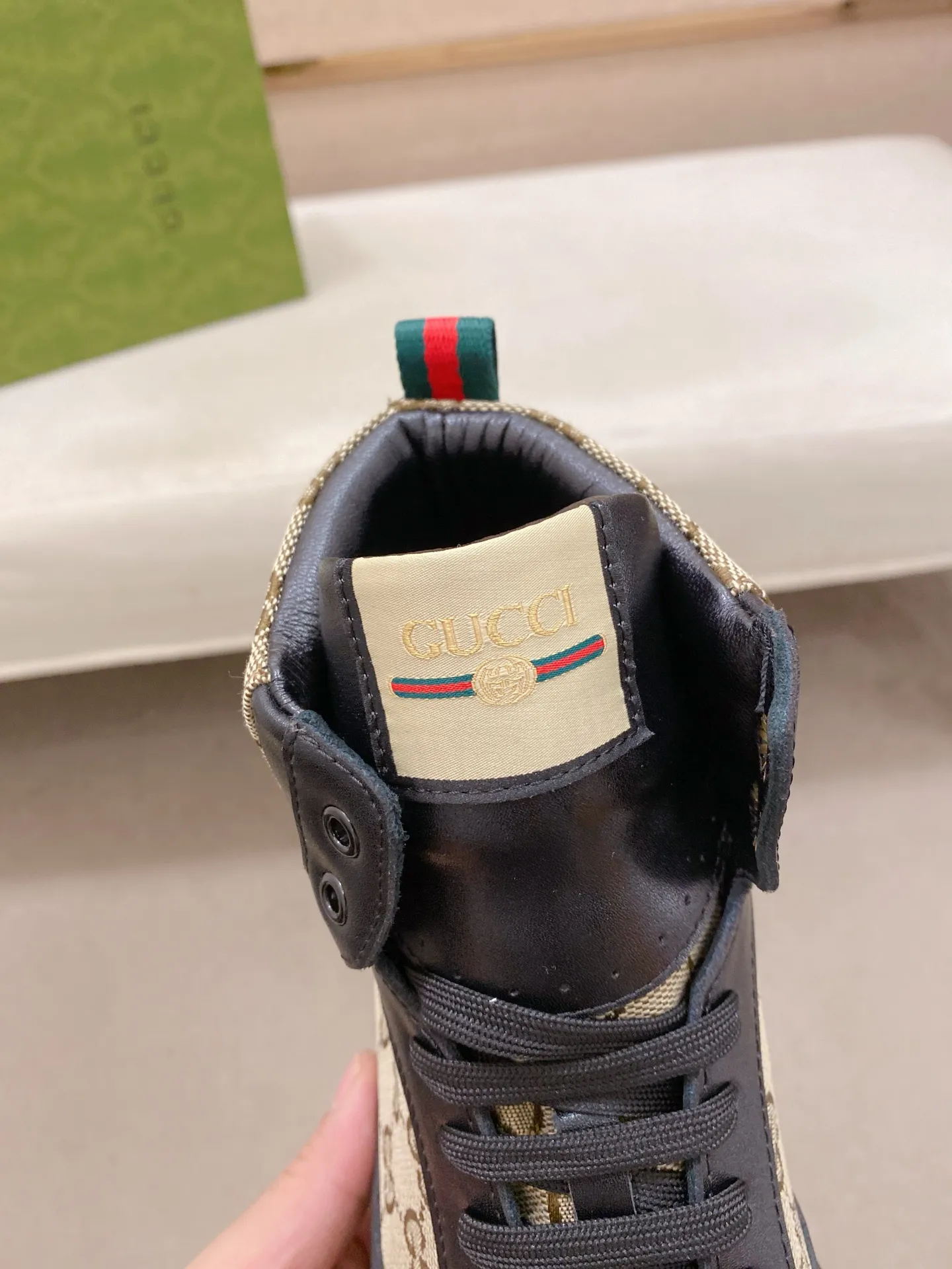 Men's shoes 💰 440 💰 High-quality new high-top GUCCI counters are on the market at the same time. The new men's shoes, 😘fabrics are selected imported cowhide, lining: sheepskin lining. 👍🏿 High-end ☄️ air-cushion molded anti-slip rubber outsole, exquisite lines, simple and elegant, comfortable and high-end for leisure travel. Code number: 38 to 44 (45 can be customized and cannot be returned or exchanged)